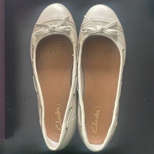Clarks Poem Cottage Ballet Flats with Bow Accent - Off White Size 6